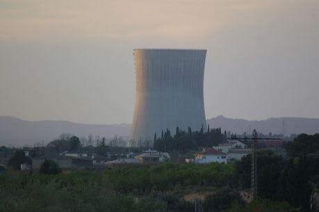 Asco_nuclear_power_plant_-_smokestack-, fot. Autor: Hector Blanco de Frutos (Praca własna) [CC BY 2.5 (http://creativecommons.org/licenses/by/2.5)], Wikimedia Commons