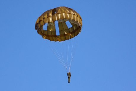 Parachute,fot. Autor: No machine-readable author provided. Los688 assumed (based on copyright claims). [Public domain], Wikimedia Commons