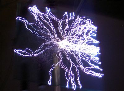 Electric_discharge_around_a_glass_plate, fot. By Matthias Zepper [CC BY-SA 2.5