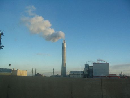 Smokestack_in_Detroit, fot. Autor: Gyre (Praca własna) [GFDL (http://www.gnu.org/copyleft/fdl.html), CC-BY-SA-3.0 (http://creativecommons.org/licenses/by-sa/3.0/) lub CC BY-SA 2.5-2.0-1.0 (http://creativecommons.org/licenses/by-sa/2.5-2.0-1.0)], Wikimedia