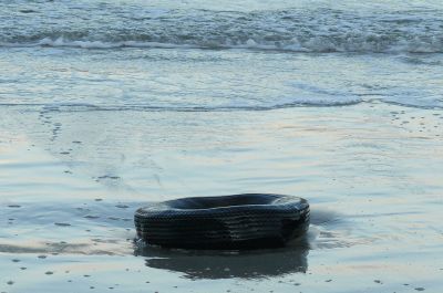 Car tire floating in the Baltic Jurata, fot. MOs810, CC BY-SA 3.0