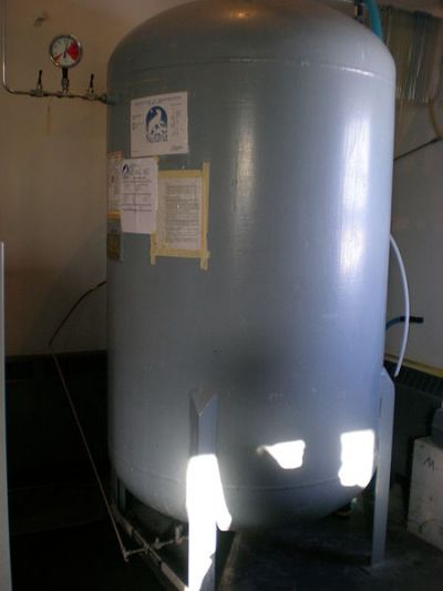 High pressure tank, fot. By CambridgeBayWeather (Own work) [GFDL (httpwww.gnu.orgcopyleftfdl.html) or CC BY-SA 4.0-3.0-2.5-2.0-1.0