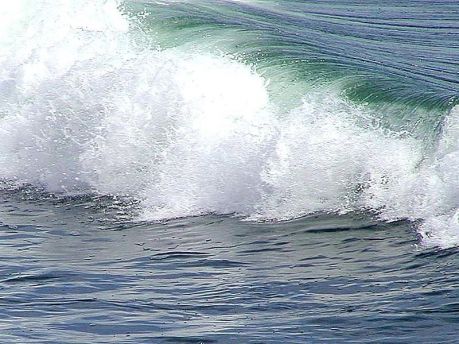 Big_wave_on_ocean, fot. Autor: Jon Sullivan [Public domain], Wikimedia Commons