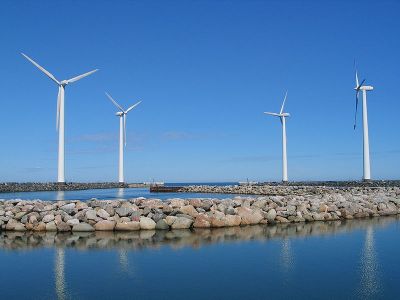 Windmills at the shore of denmark at Bønnerup Strand, fot. By Dirk Goldhahn (Dirk Goldhahn) [CC BY-SA 2.5